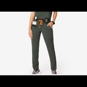 Figs Moss Kauro Bottoms in Medium